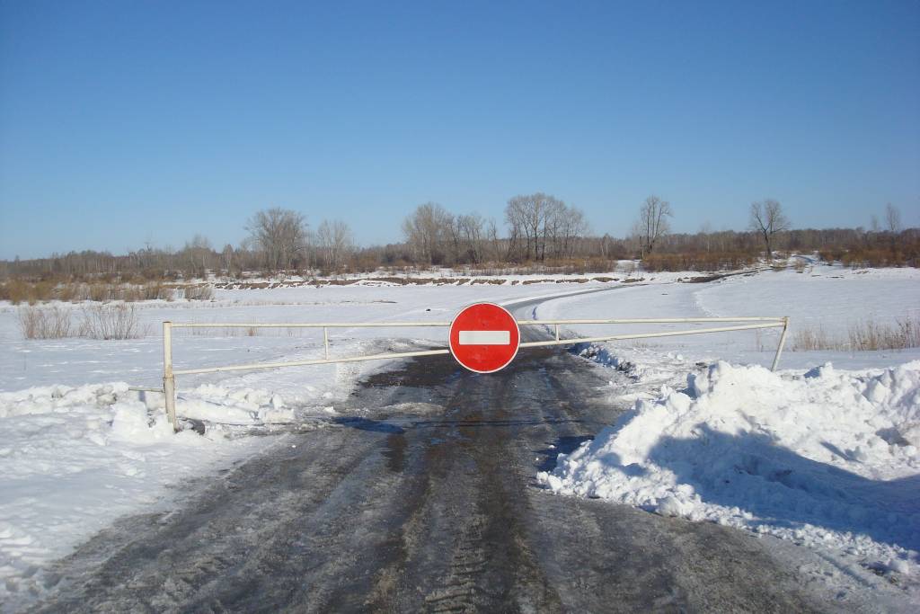 С 3 апреля закрыто движение автотранспортных средств по ледовой переправе через р.Витим