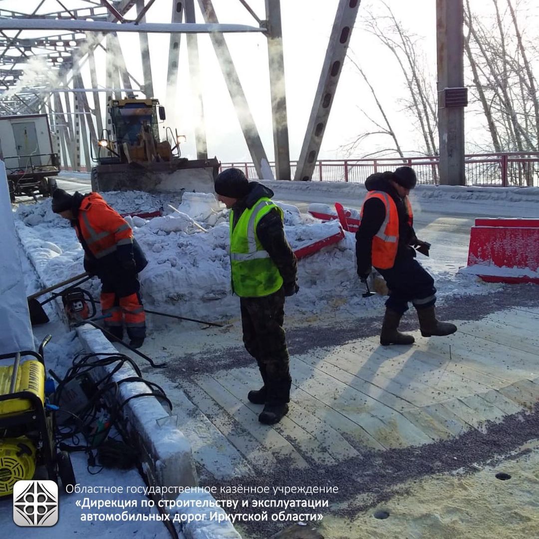 Закончены работы по восстановлению смещенной ж/б плиты проезжей части моста через р. Лена в г.Усть-Куте.