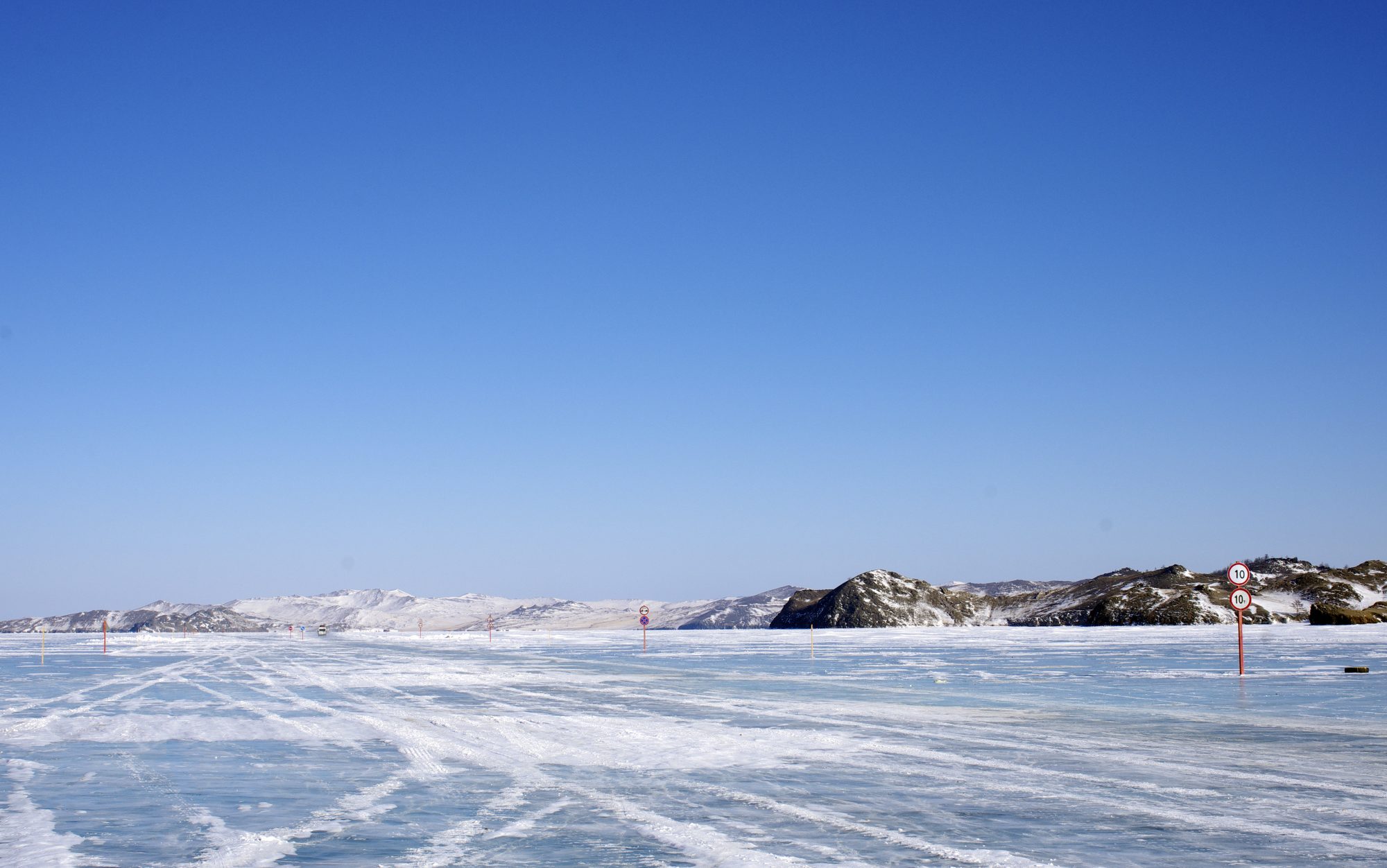 «Машина с туристами провалилась в трещину во льду на Малом море», — сообщают Иркутские новости